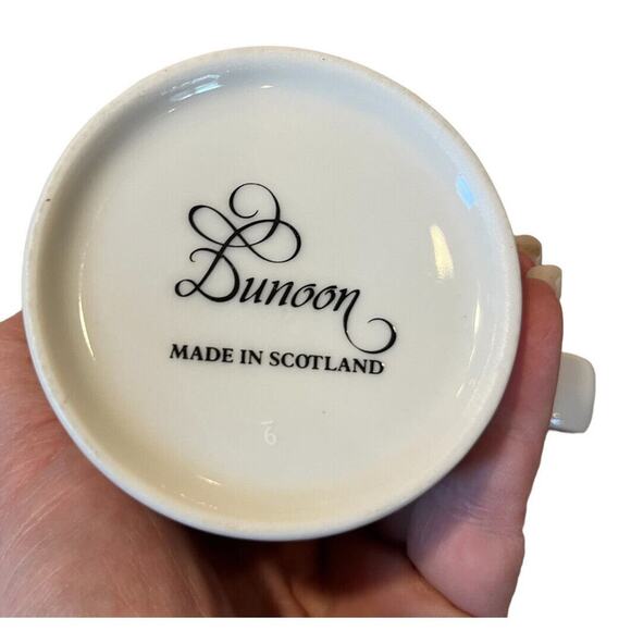 Vtg 2 DUNOON MUGS SUE SCULLARD CHRISTMAS TREE FIREPLACE CATS DOORS - Picture 6 of 10